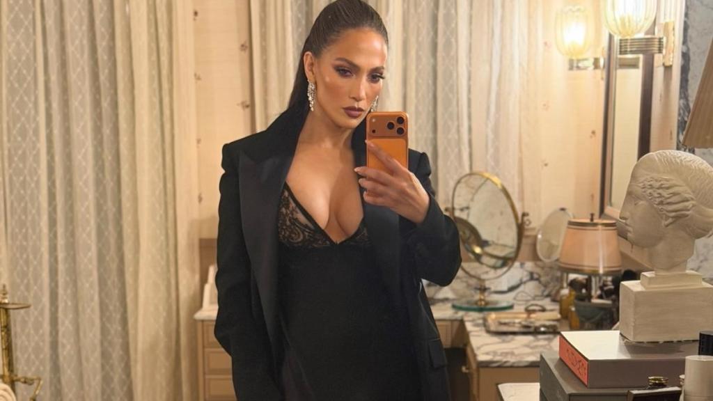 Jennifer Lopez a apărut la Paris pe 7 iulie 2026 cu un look relaxat construit în jurul unui palton roz pal