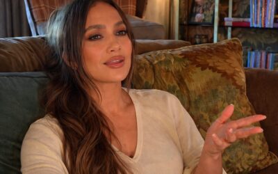 Jennifer Lopez a purtat la Paris o curea corset Alaïa vintage din 1991 peste o ținută complet neagră