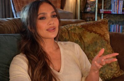Jennifer Lopez a purtat la Paris o curea corset Alaïa vintage din 1991 peste o ținută complet neagră