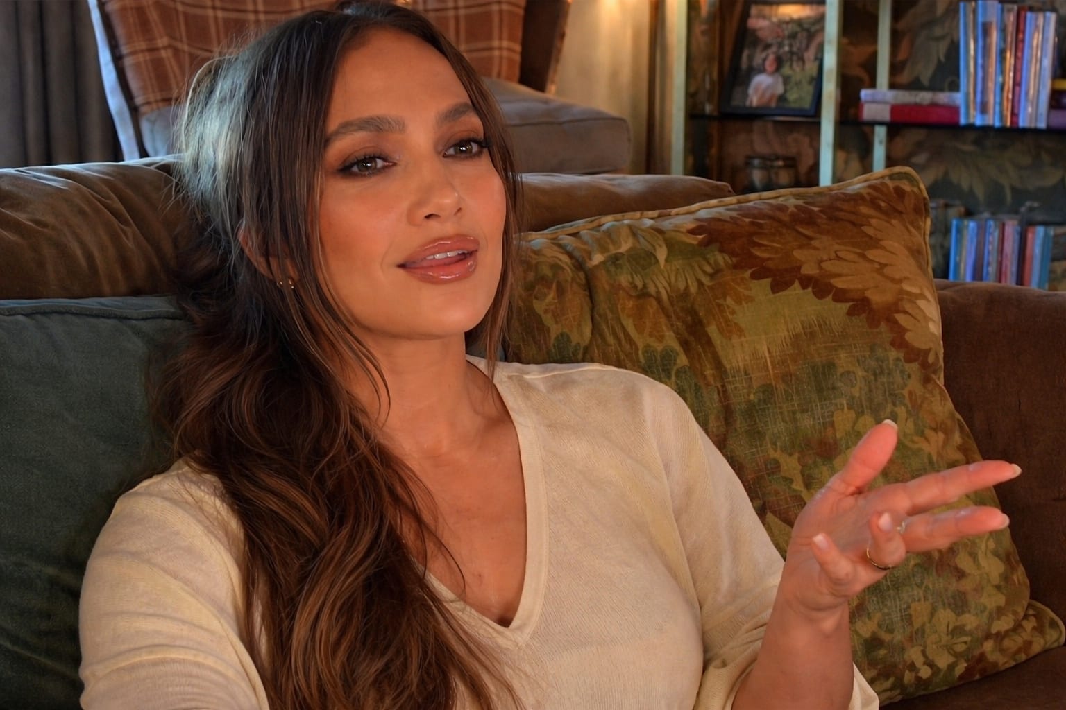 Jennifer Lopez a purtat la Paris o curea corset Alaïa vintage din 1991 peste o ținută complet neagră