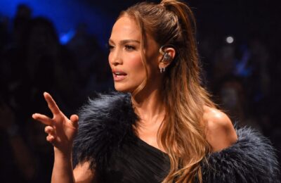Jennifer Lopez a urcat pe scenă pe 27 iunie într un body transparent cu efect de tatuaj la Obsessed Fest