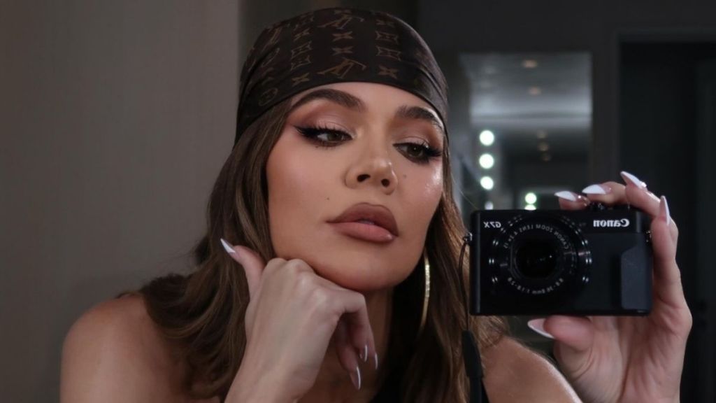 Khloe Kardashian a lansat pe 1 iulie parfumul XO BLUE exclusiv la Douglas Cosmetics în Europa