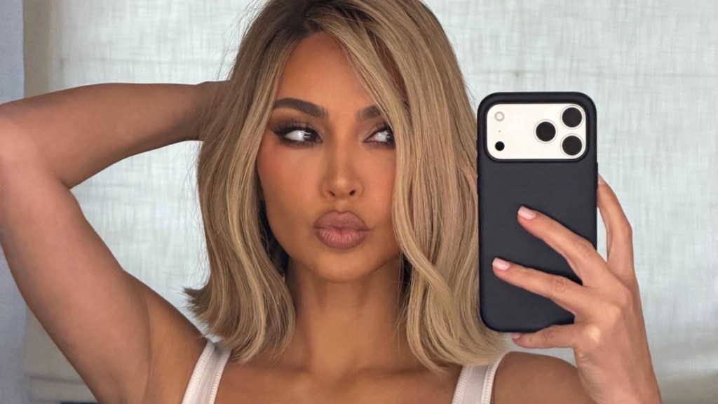 Kim Kardashian a promovat pe Instagram colecția Micro Fits Everybody în lenjerie roz