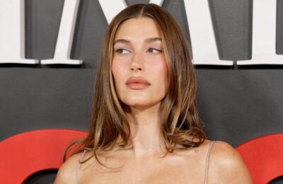 Metoda în doi pași arătată de Hailey Bieber pentru un look mai odihnit în zona de sub ochi