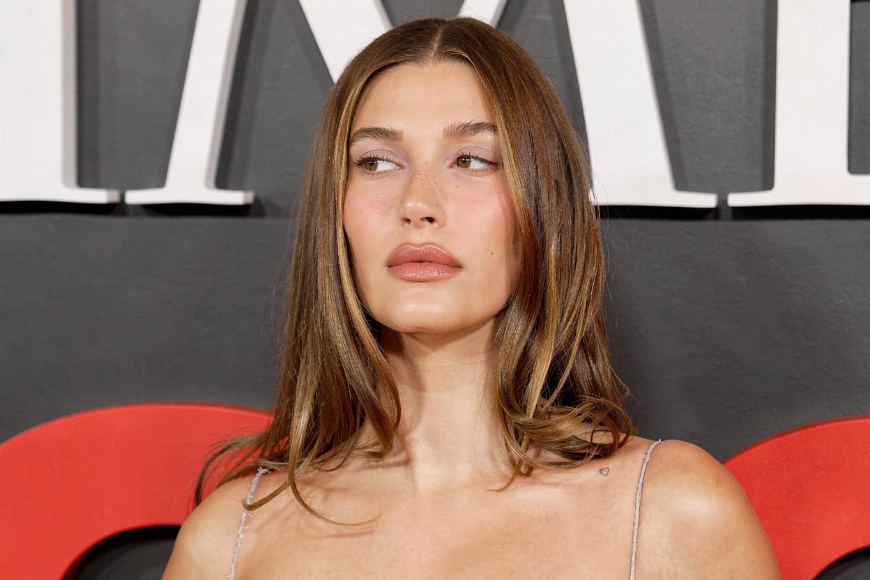 Metoda în doi pași arătată de Hailey Bieber pentru un look mai odihnit în zona de sub ochi