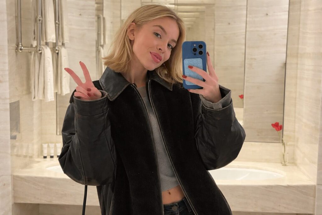Micro șorturile de 49.95 de dolari purtate de Sydney Sweeney au devenit piesa centrală a noii campanii American Eagle