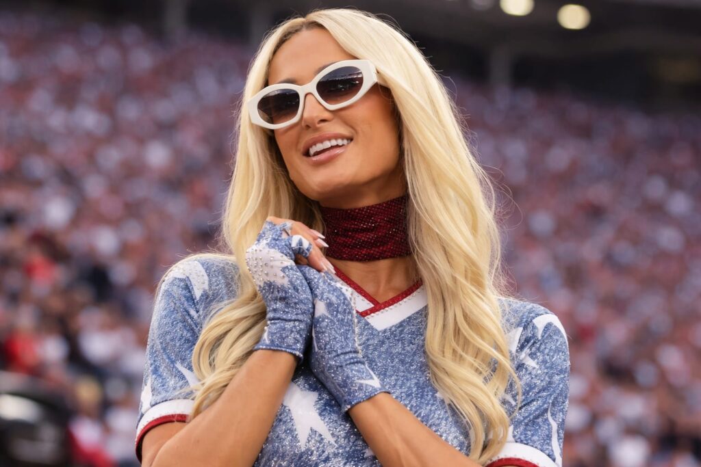 Paris Hilton a purtat un tricou FIFA 2026 transformat în rochie micro-mini
