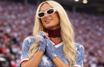 Paris Hilton a purtat un tricou FIFA 2026 transformat în rochie micro-mini