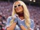 Paris Hilton a purtat un tricou FIFA 2026 transformat în rochie micro-mini