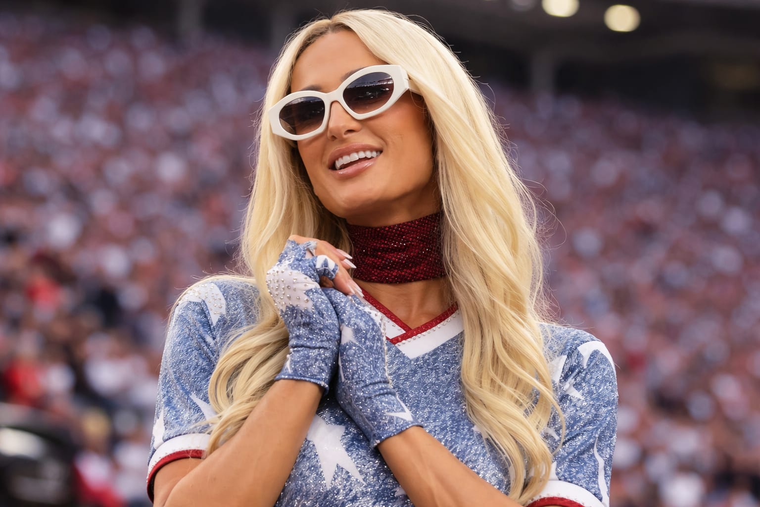 Paris Hilton a purtat un tricou FIFA 2026 transformat în rochie micro-mini
