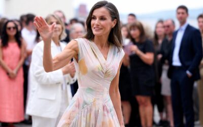 Regina Letizia a marcat 50 de ani ai brandului Adolfo Domínguez într o rochie midi pastelată
