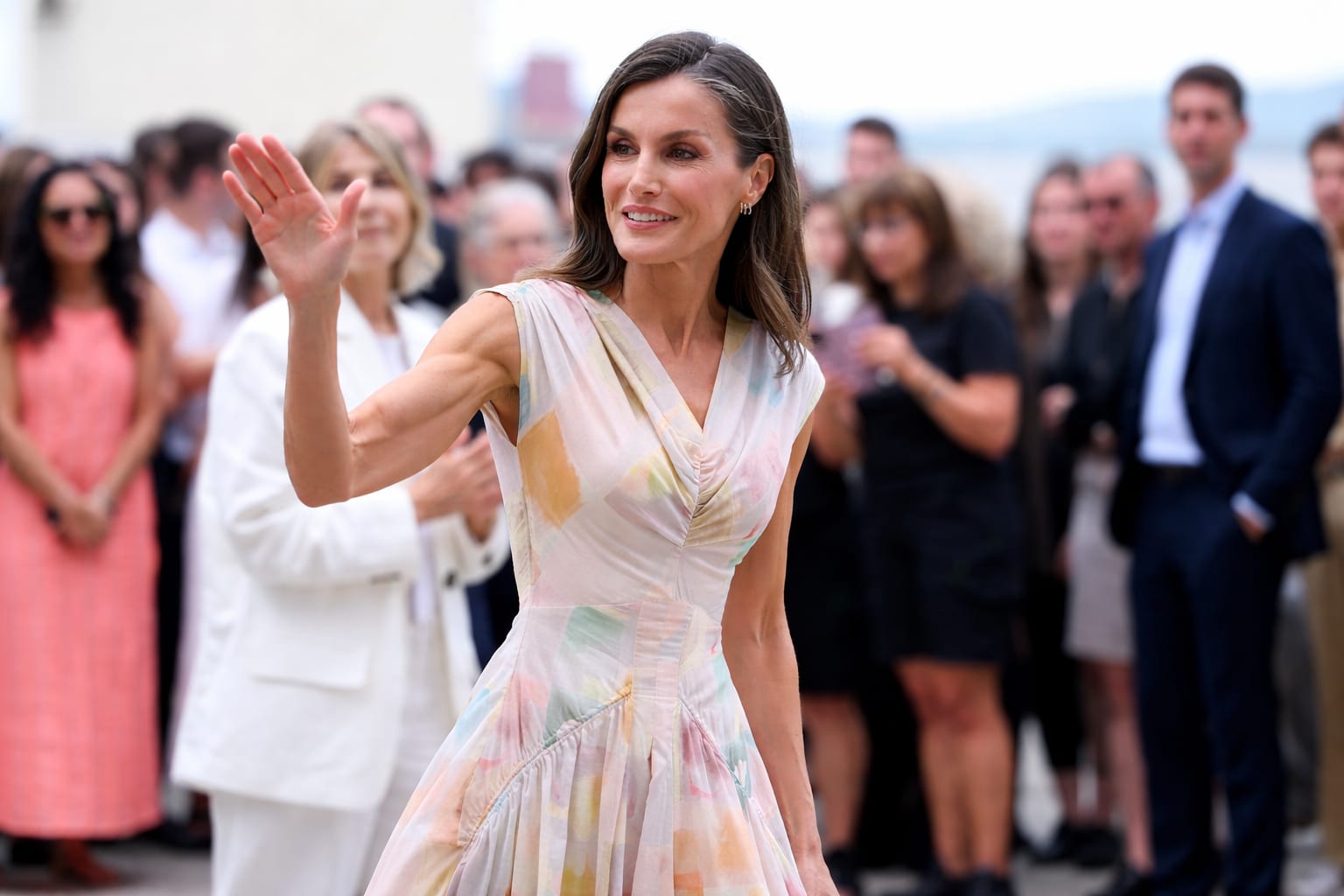 Regina Letizia a marcat 50 de ani ai brandului Adolfo Domínguez într o rochie midi pastelată