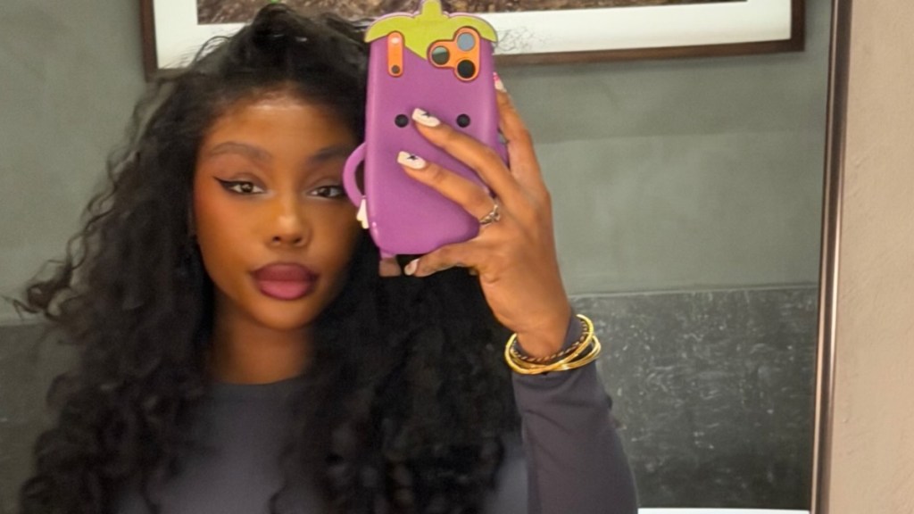 SZA a apărut pe Instagram într o rochie lila cu decolteu până la talie și a readus în atenție formula halter cu accesorii boho