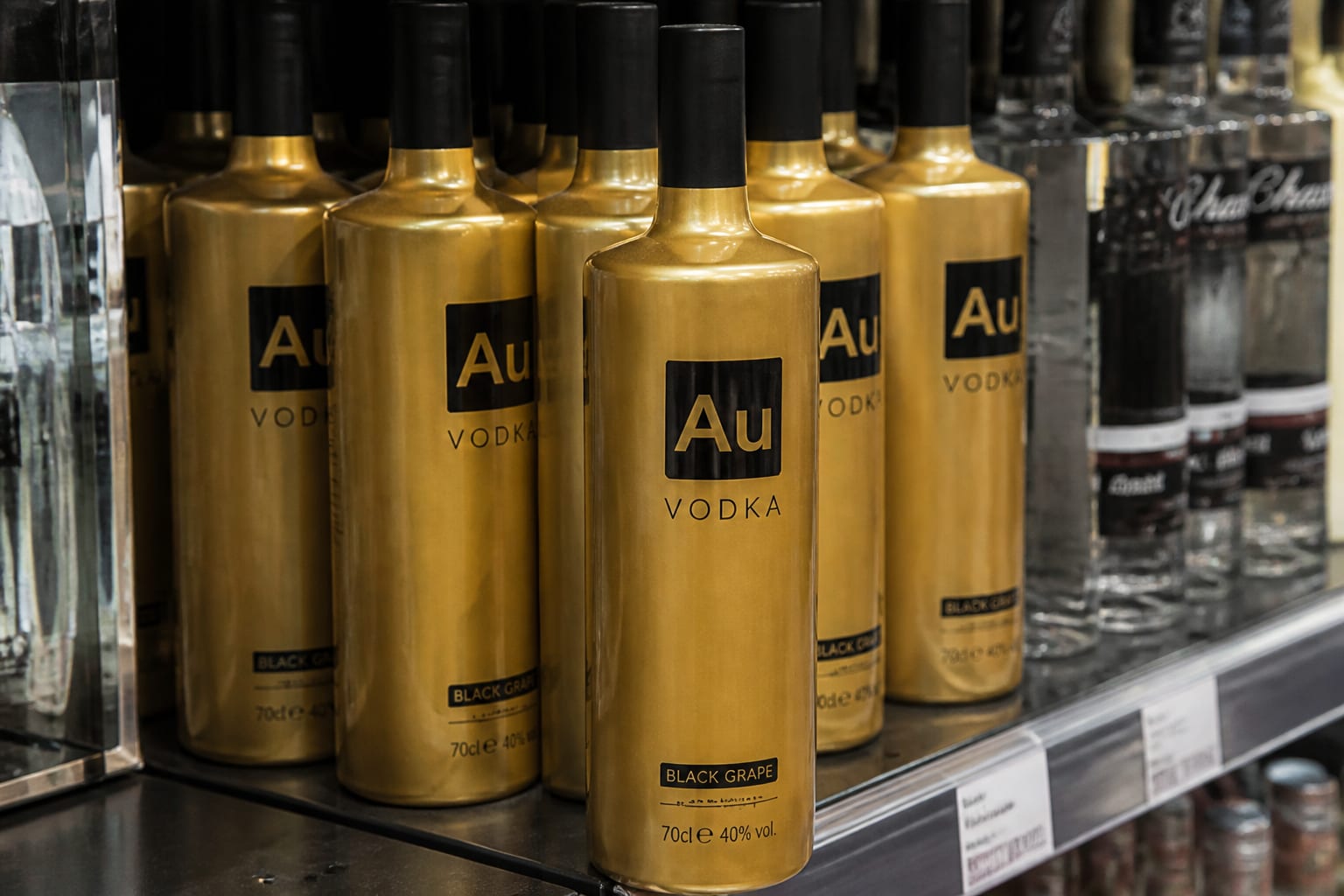 Charlie Morgan este aproape să vândă Au Vodka pentru 580 de milioane de euro