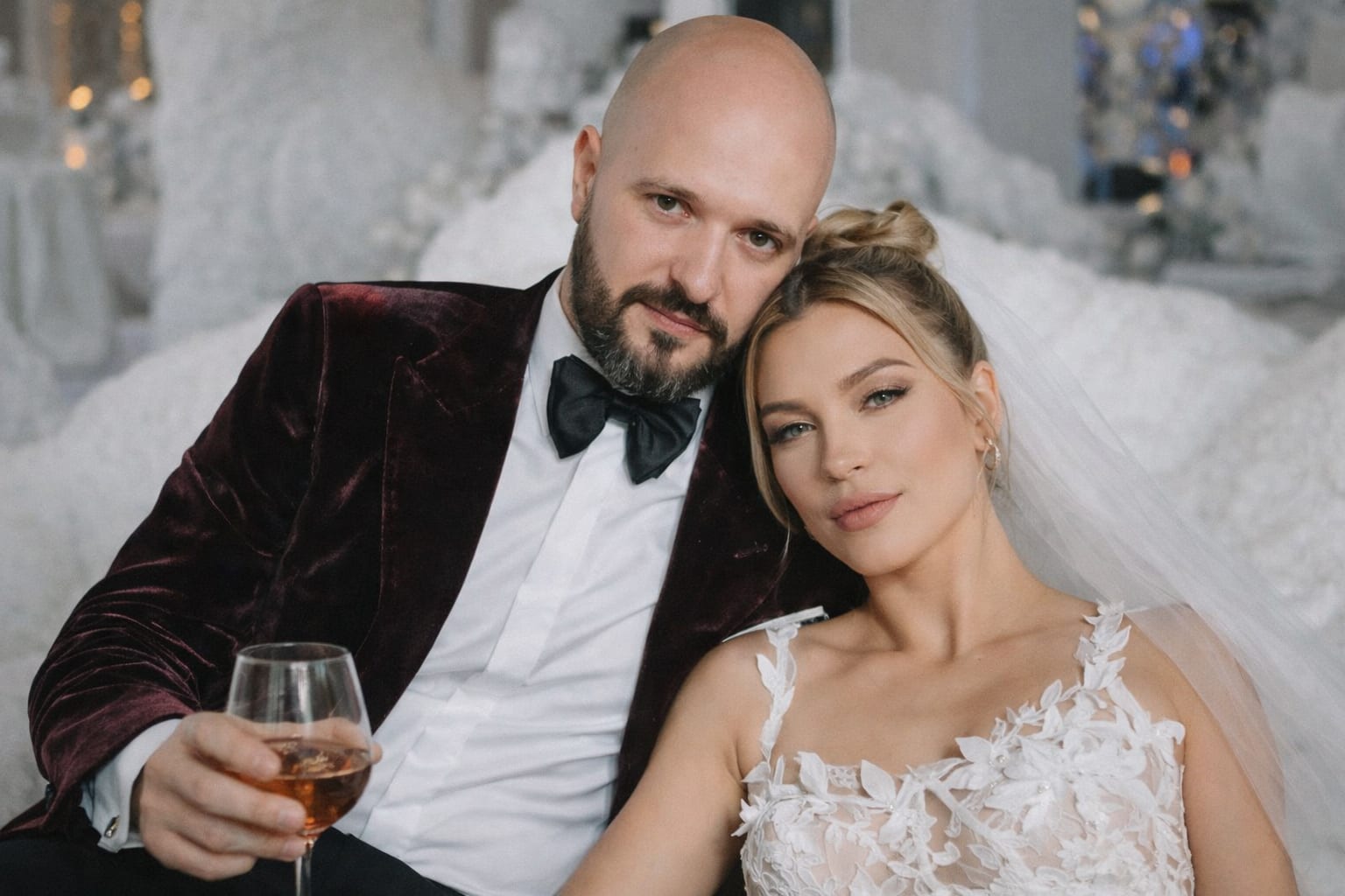 Lora pune capăt speculațiilor despre divorț și vorbește despre atacurile dure din online
