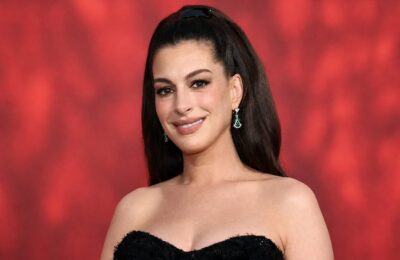 Anne Hathaway își ia o pauză după cinci filme în 2026. Actrița și-a pus în scenă dispariția într-o coloană de fum